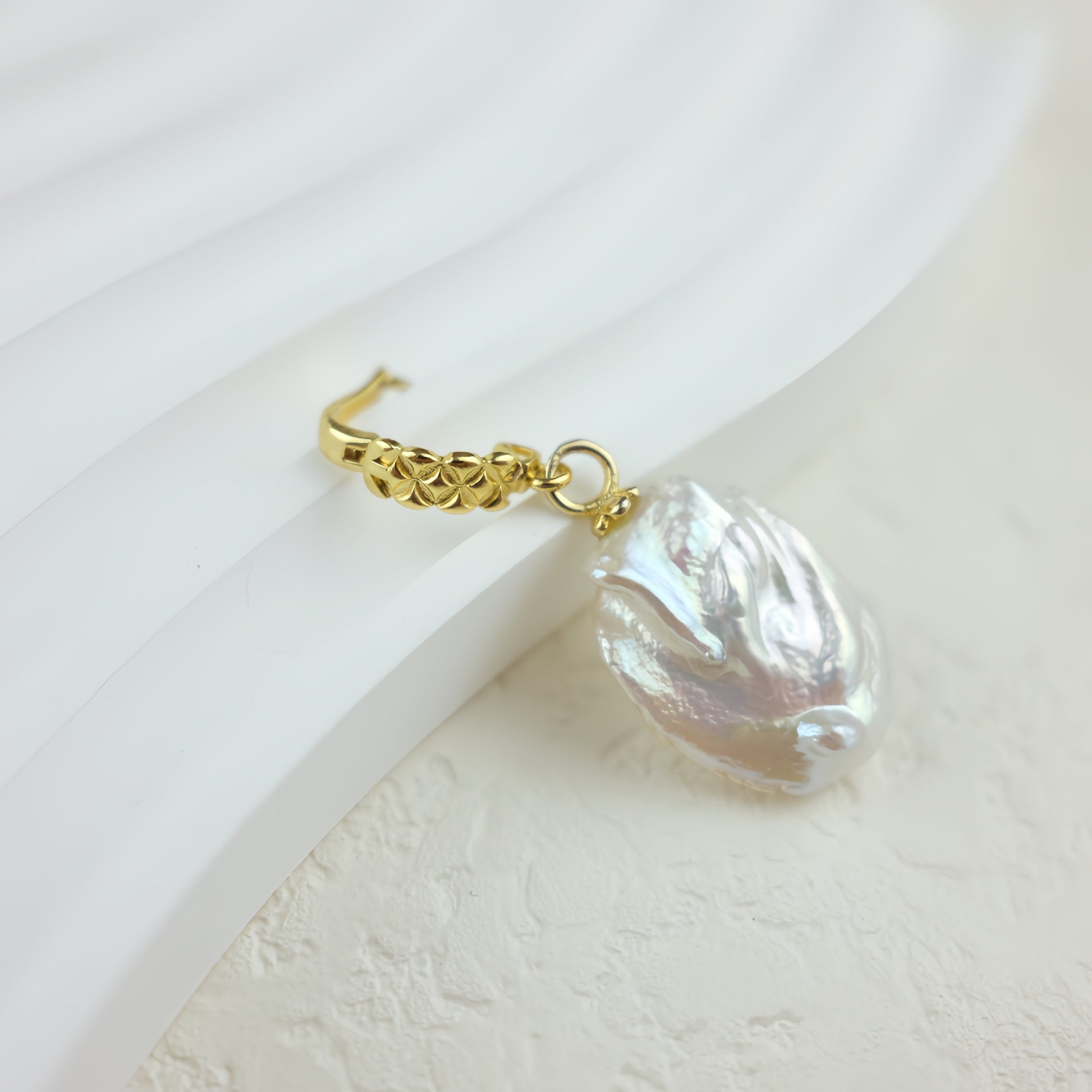 Baroque Pearl Square Pendant - Nacre