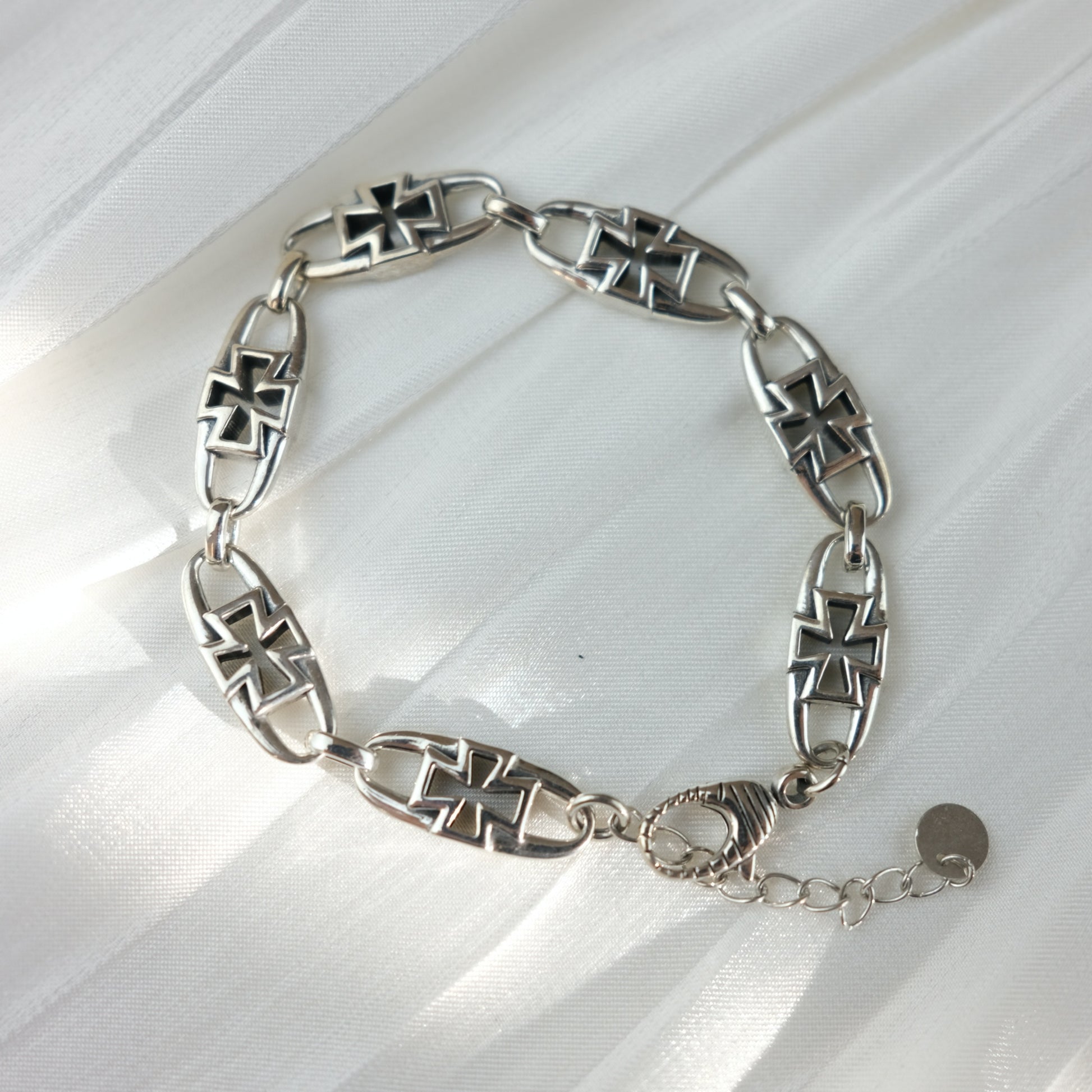 Cut-out Bracelet - Cruz
