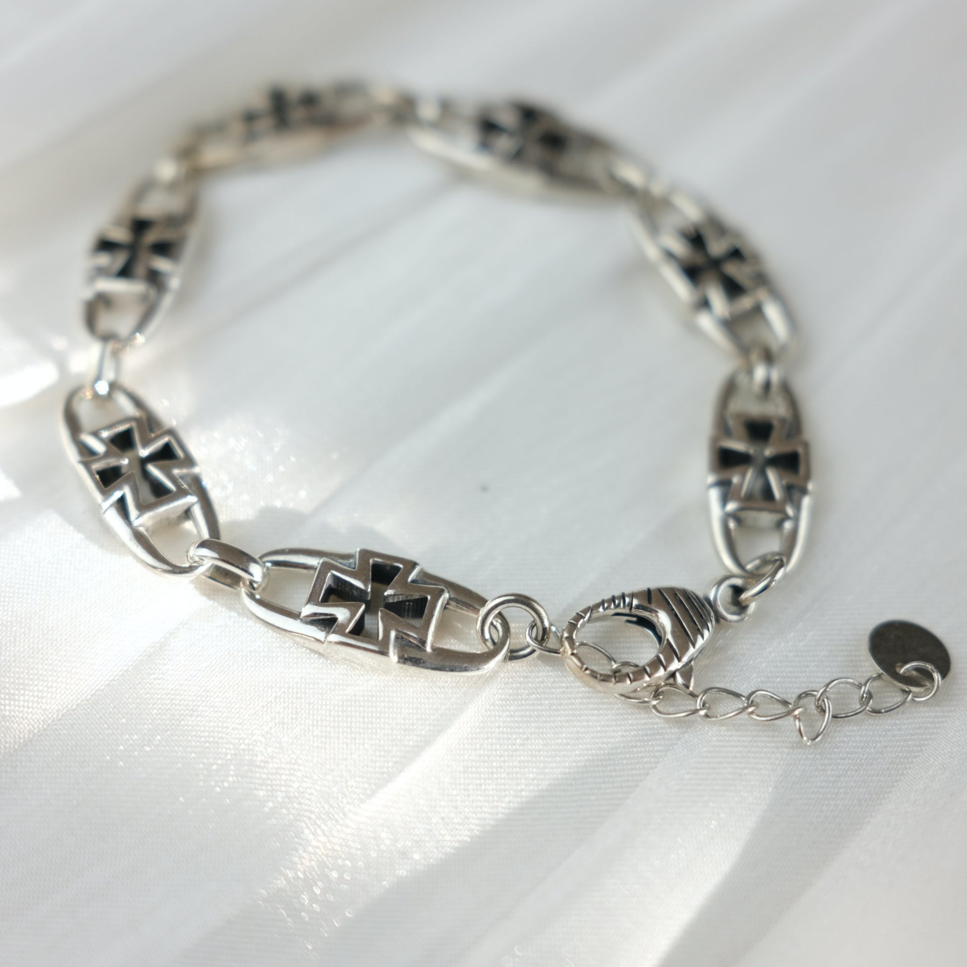 Cut-out Bracelet - Cruz