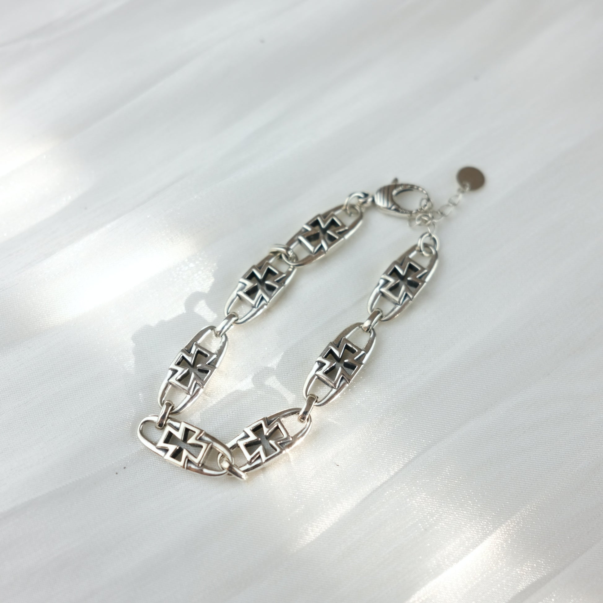 Cut-out Bracelet - Cruz