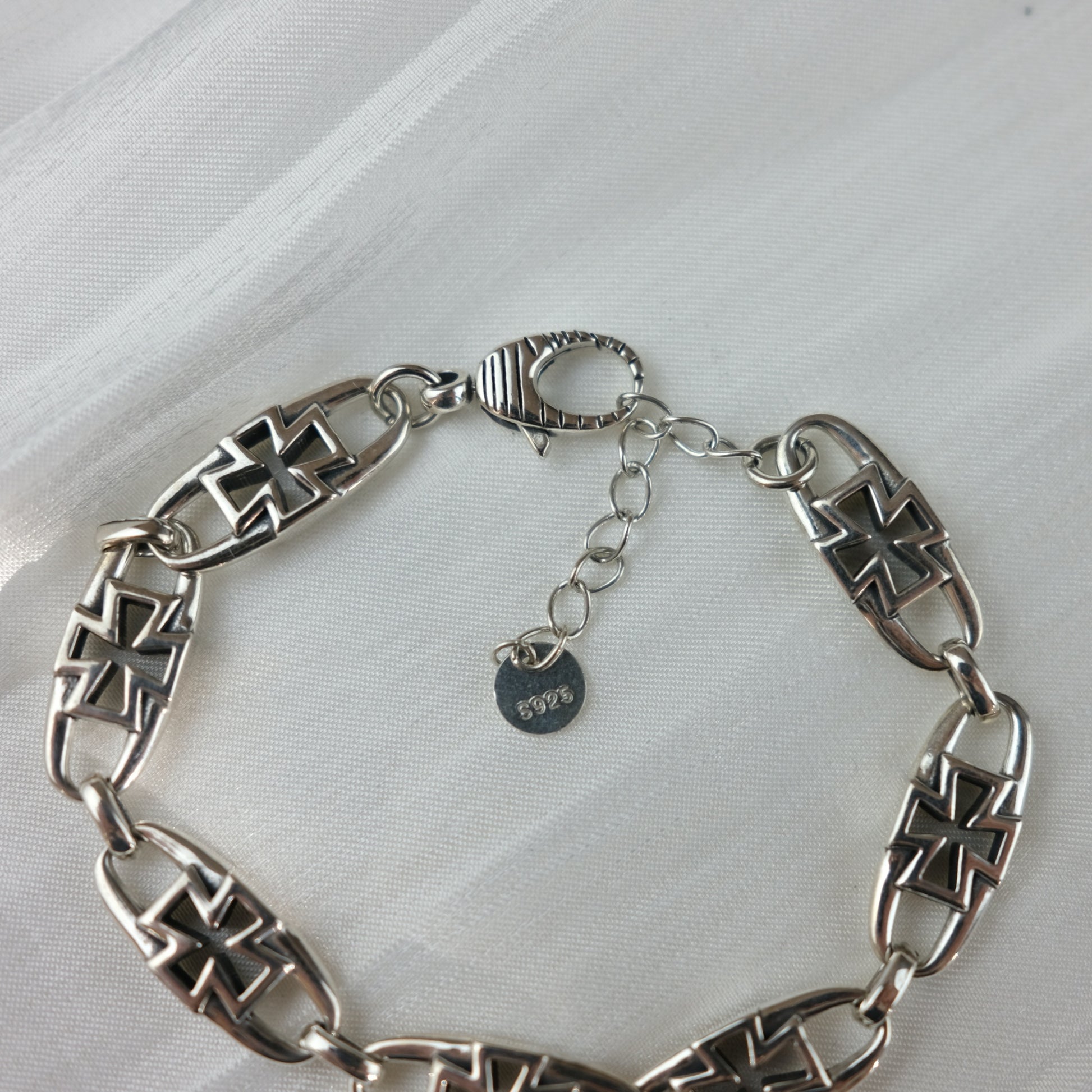 Cut-out Bracelet - Cruz