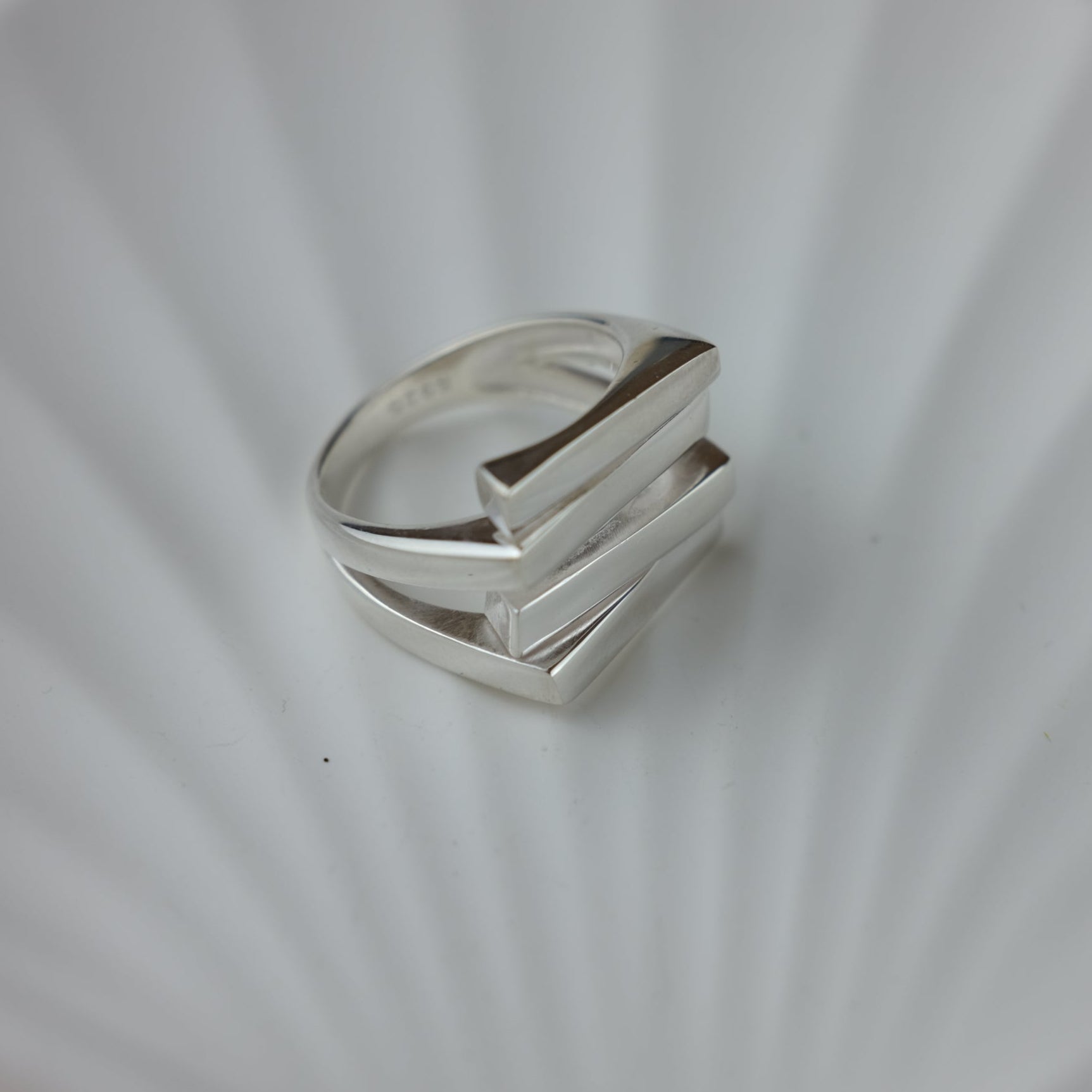 Crisscross open ring - Liu