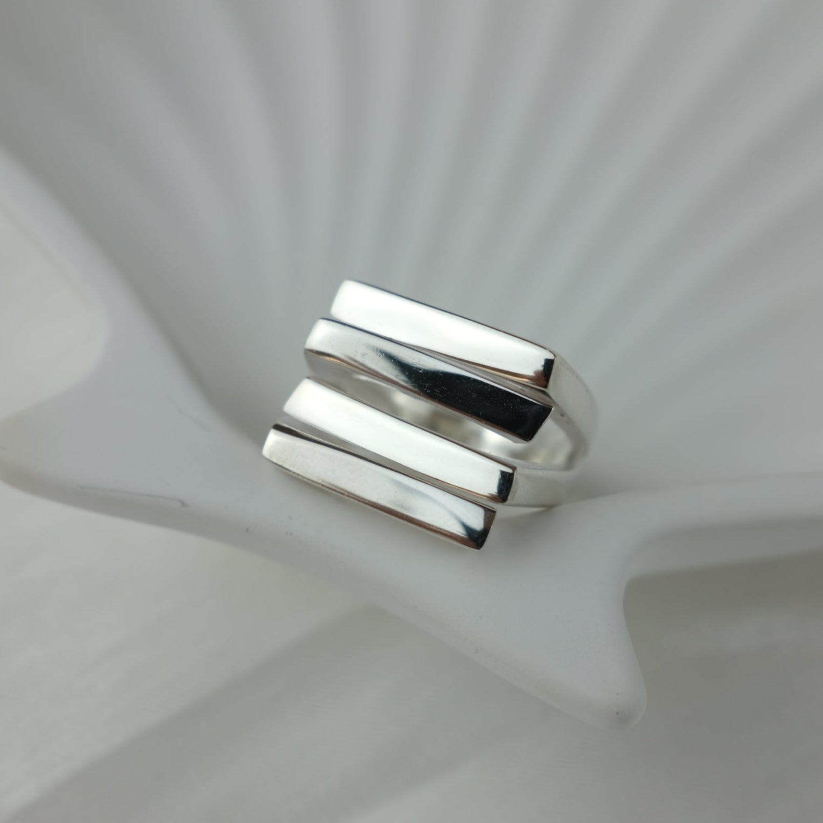 Crisscross open ring - Liu