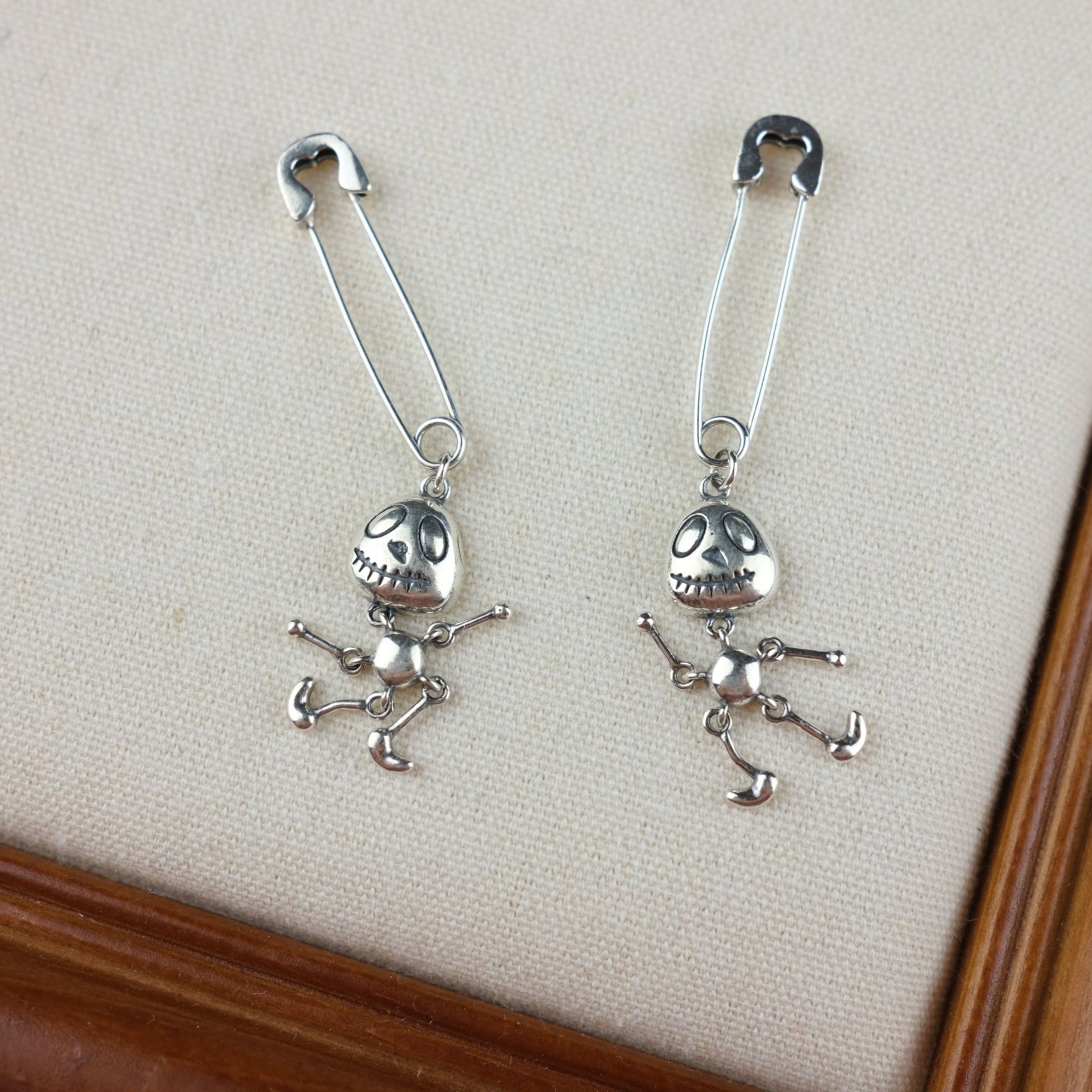 Dancing Skeleton Earrings -Skelletto